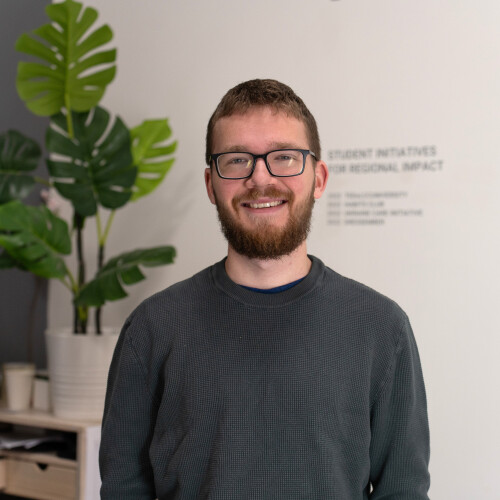 a photo of person or place for the testimony