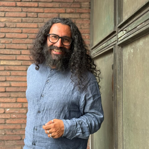 a photo of person or place for the testimony